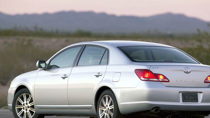 Back Side Pose Of 2009 Toyota Avalon In Silver